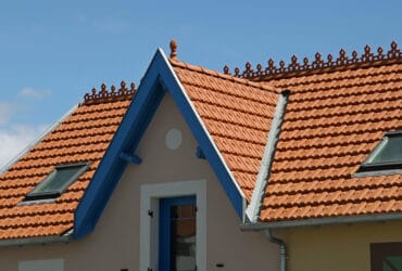 Toiture en tuile avec faitage décoratif - Les Belles Toitures