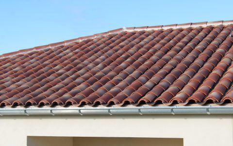 Toiture en tuiles canal ou romane, gouttière en zinc gris