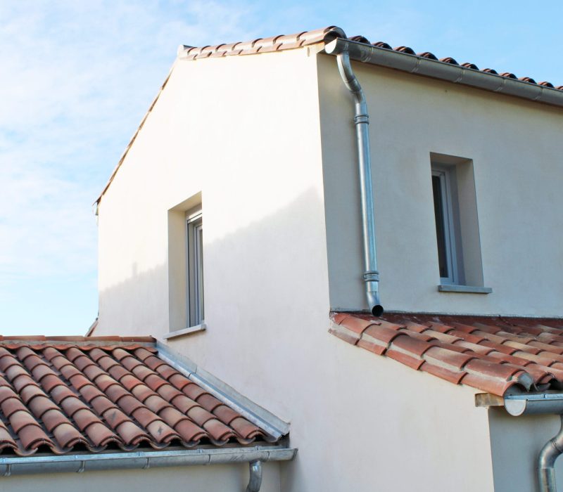 Toiture en tuiles canal ou romane, gouttière en zinc gris