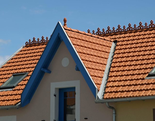 Toiture en tuile avec faitage décoratif