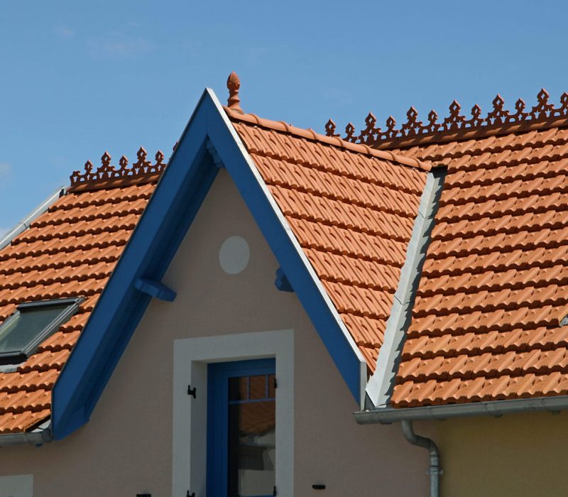 Toiture en tuile avec faitage décoratif