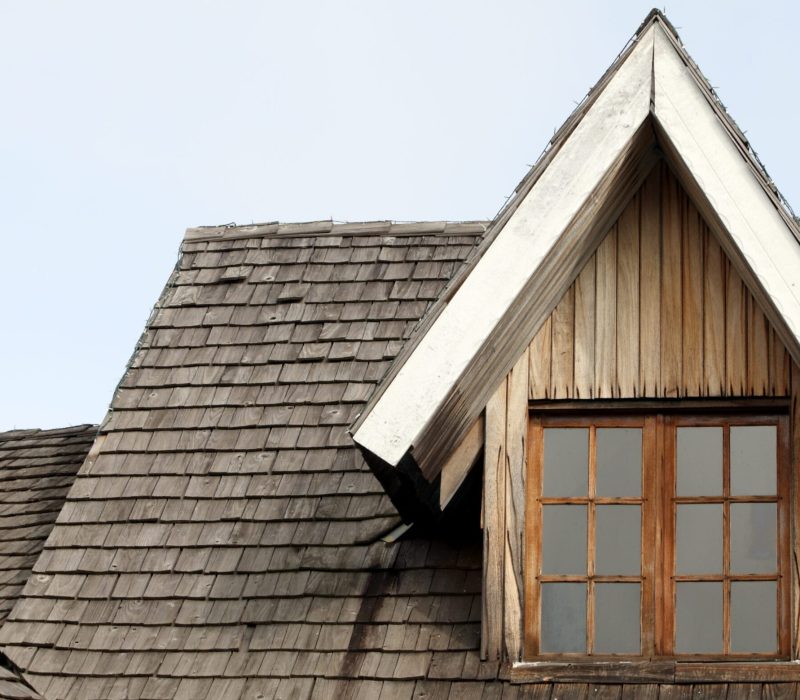 toiture en bardeaux et mansarde bois