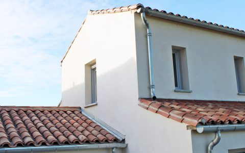 Toiture en tuiles canal ou romane, gouttière en zinc gris
