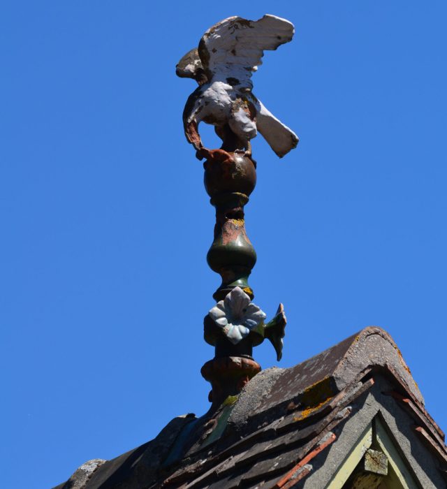 Toiture avec épis de faîtage (Normandie)